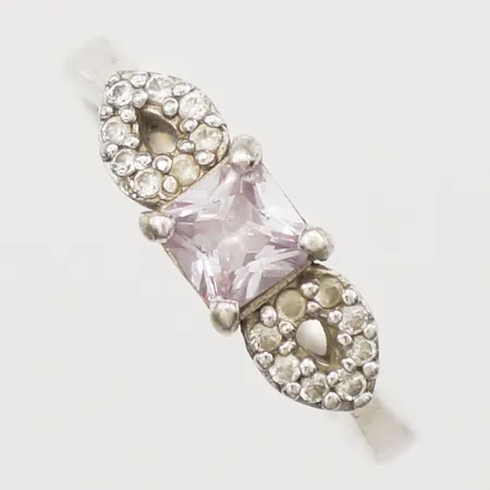 Ring med lila och vita stenar, stl 17¾, bredd 6mm, 925/1000 silver  Vikt: 3,4 g