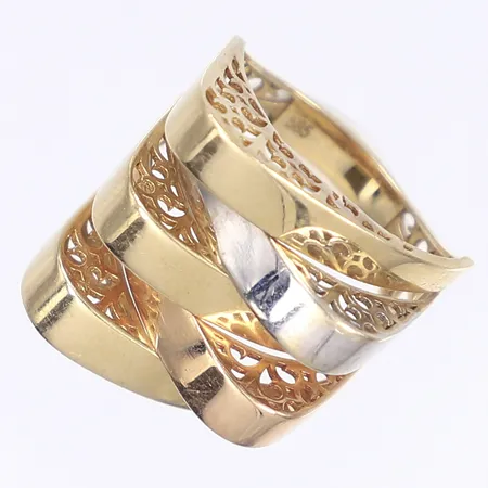 Ring med genombruten dekor stl 18 bredd 4-20mm något ojämn skena tvåfärgad 14K Vikt: 7,5 g