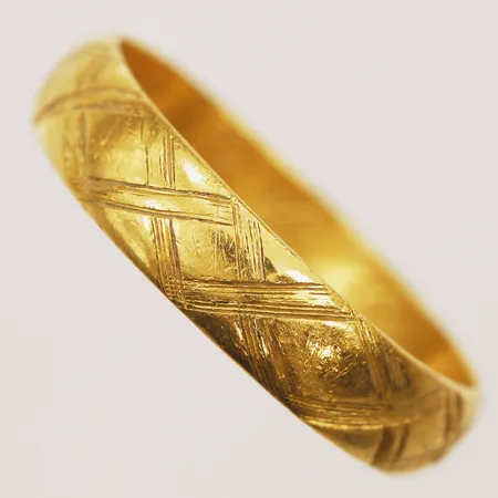 Ring med mönsterdekor, stl 21¼, bredd 5,4mm, defekt, 23K Vikt: 8 g