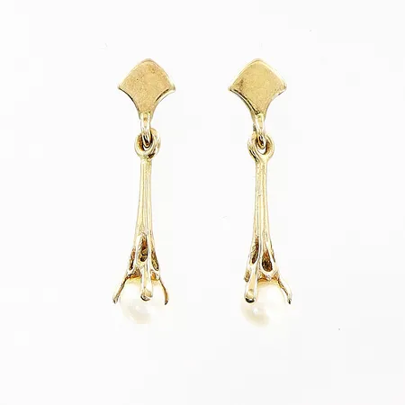 Ett par örhängen, pärlor, 20mm, bredd 4mm, 1 stopp saknas, 18K. Vikt: 1,2 g