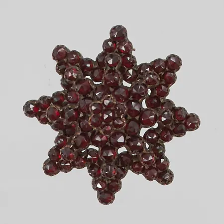 Brosch med granater 34mm, förgylld metall.