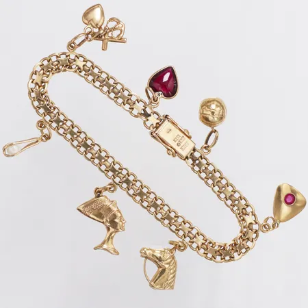 Armband x-länk med sju berlocker röda stenar odlade pärla längd 19,5cm bredd 6-30mm Ädelsmycken Aktiebolag år 1962, bucklor på fåtalet berlocker, 18K Vikt: 19,3 g