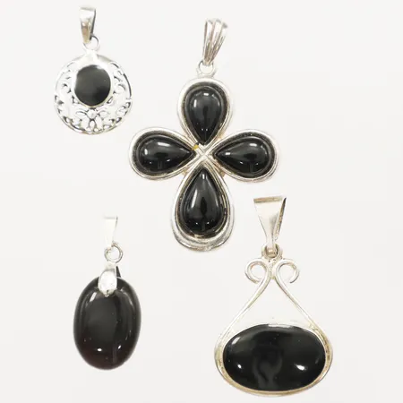 Fyra hängen med obsidian, längd inkl ögla 25-45mm, bredd 13,5-30,4mm, 925/1000 silver Vikt: 20,4 g