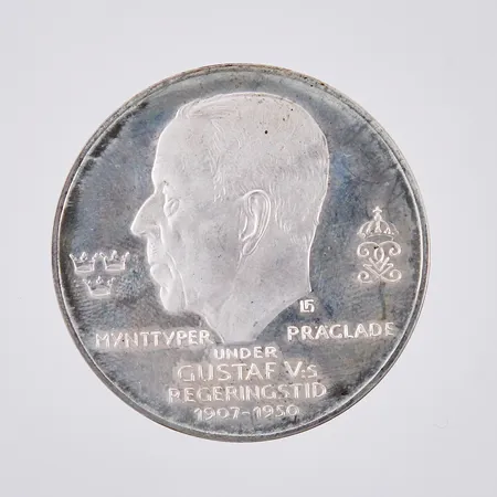 Mynt Mynttyper präglade under Gustaf V:s regeringstid 1907-1950 Ø 36mm år 1977 925/1000 silver Vikt: 26,9 g