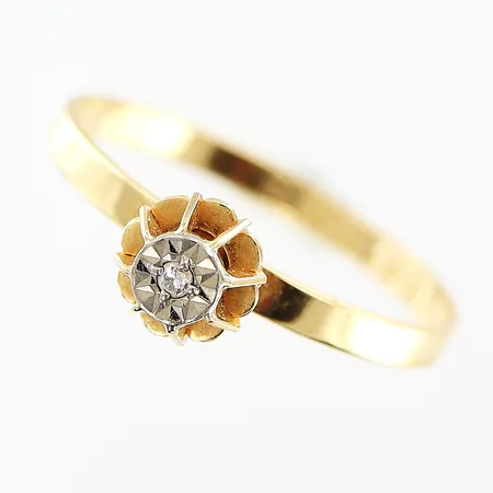 Ring med diamant ca 0,005ct, stl 16, bredd 1,5-5mm, 18K Vikt: 1,1 g