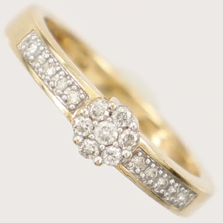 Ring med diamanter 17x ca0,01-0,02ct, stl 16, bredd 4,7mm, Guldfynd,  18K Vikt: 2,7 g