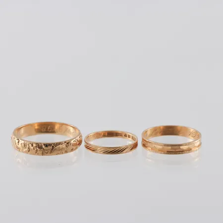 Ringar 18k 3 st med gravyr.  Vikt: 7,9 g