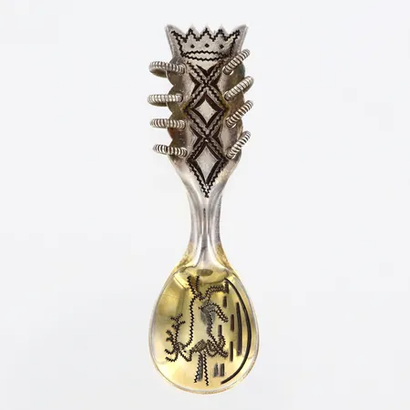 Brosch/sked med samemotiv 1958, längd 53mm, bredd 15mm, silver Vikt: 6,1 g silver