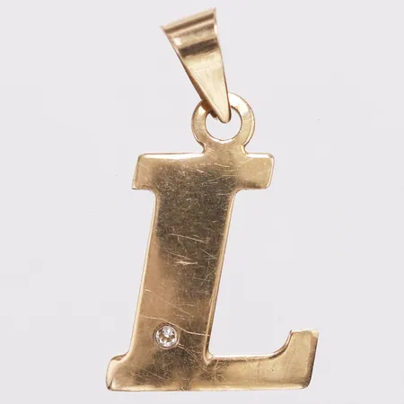 Hänge bokstaven L med diamant 1xca 0,005ct Guldfynd längd 17mm inkl ögla bredd 9,4mm 18K Vikt: 0,3 g