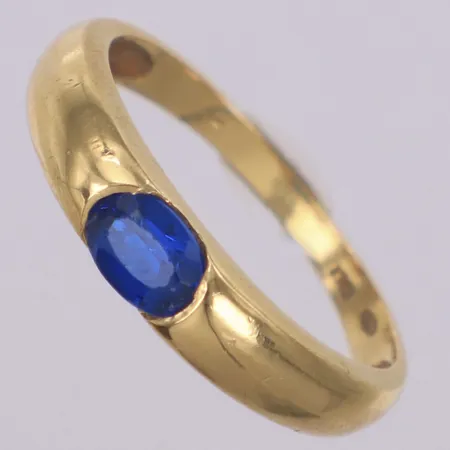 Ring med blå sten, nagg, stl 18¼, bredd 4,2mm, 18K Vikt: 3,6 g