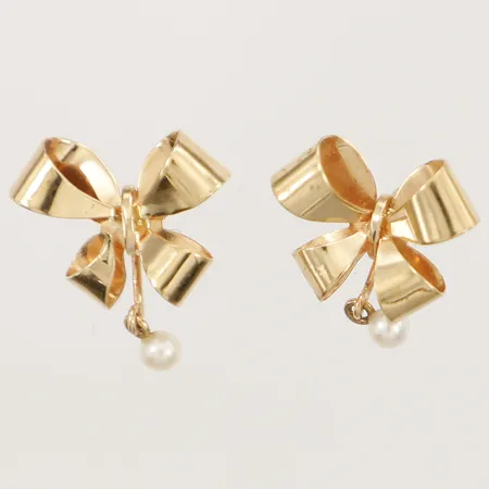 Ett par örhängen rosetter med pärlor, längd ca 17mm, bredd ca 15mm, 18K Vikt: 2,7 g