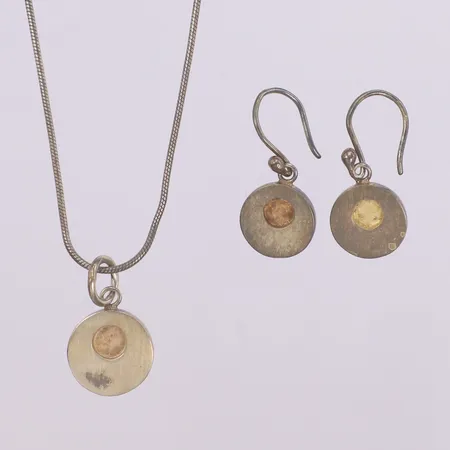 Collier, längd ca 45cm, hänge MK, Ett par örhängen, längd 29mm, MK, 925/1000 silver Vikt: 15,2 g