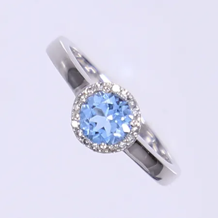 Ring med diamanter 16x ca 0,005ct och blå sten, stl 15, 18K GHA Vikt: 2,7g Vikt: 2,7 g