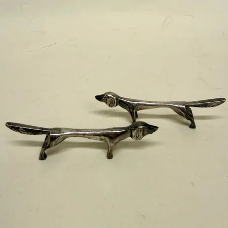 2 smörhundar, längd 9cm, vitmetall 