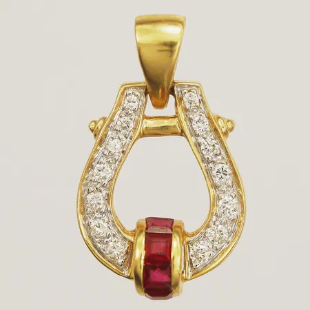 Hänge med rubiner och diamanter, 14x0,01ct, rubiner troligtvis syntetiska, längd 19,5mm inkl ögla, bredd 12mm, 18K Vikt: 1,9 g