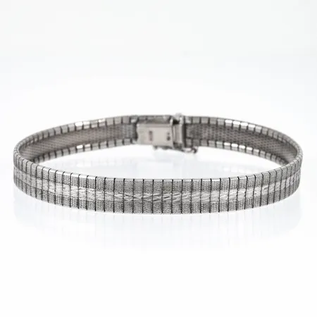 Armband mönsterdekor halvstelt längd 19,5cm, bredd 8mm, veck, silver 835/1000 18,2g.