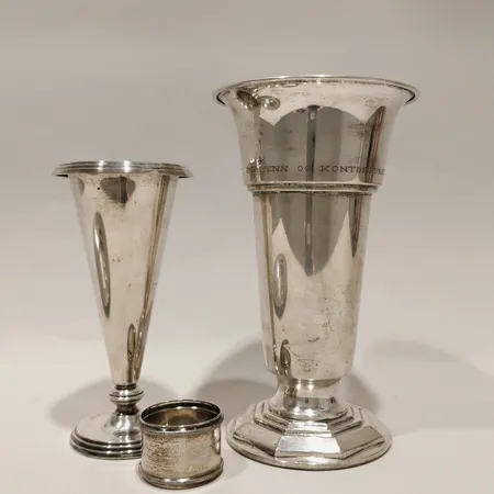 Två pokaler, gravyr, buckla, fyllda bottnar, en servettring, något skev, gravyr, 830/1000 silver Vikt: 470,9 g