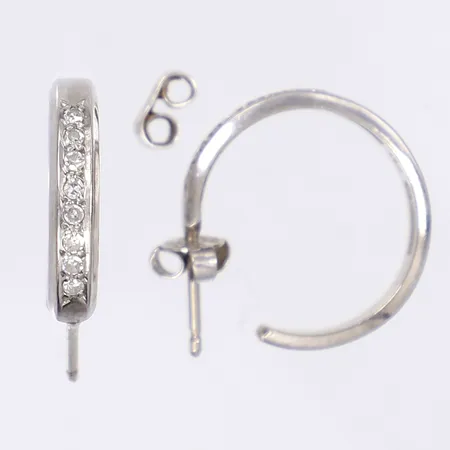 Ett par örhängen med diamanter 16 x ca 0,02ct Ø20mm bredd 3mm K&EC Göteborg 1968 en snurrebuss i silver  vitguld 18K Vikt: 6,8 g