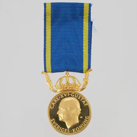 Medalj, gravyr, (krona i 18K ca 3g) 23K bruttovikt 14,1g.