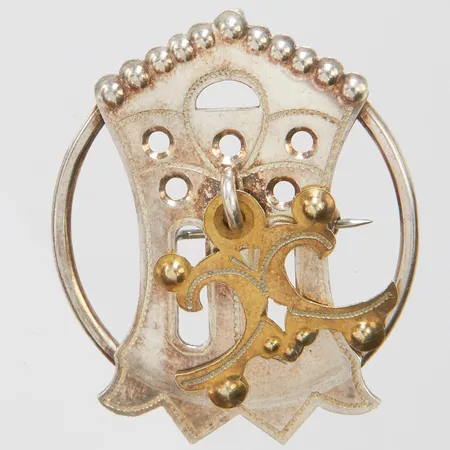 Brosch/hänge, längd ca 42mm, bredd 37mm, svenska stämplar, förgyllning, 830/1000 silver Vikt: 11,5 g