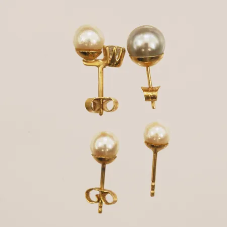 Fyra udda örhängen, pärlor, sten, en saknar snurrebuss, 18K Vikt: 2,8 g