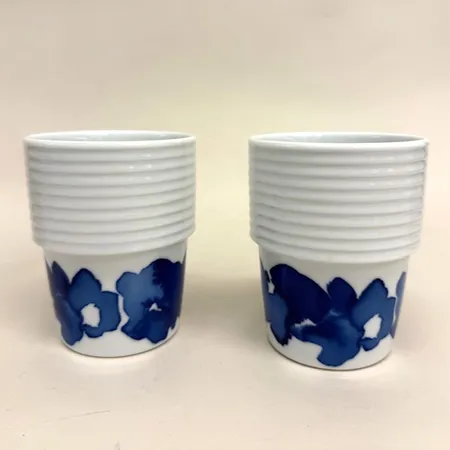 2 Muggar, höjd 10,5cm, design Filippa K, år 2016, Rörstrand, blåmönstrat porslin Skickas med paket.