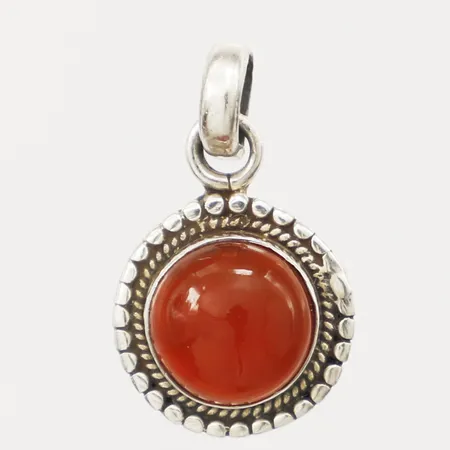 Hänge med cabochonslipad karneol, längd 20,5mm inkl ögla, bredd 12,1mm, 925/1000 silver  Vikt: 1,6 g