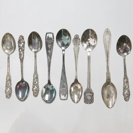 Nio skedar, olika modeller, längd ca 10-12cm, gravyrer, 830/1000 silver, Vikt: 91,7 g