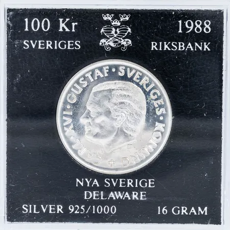 Mynt Carl XVI Gustaf Sveriges Konung Nya Sverige Delaware 100kr Ø32mm 1988 plastetui, silver 925/1000 16,0g. 