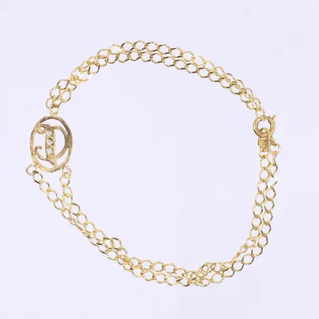 Armband dekor bokstaven "D" med vita stenar, ca 18cm, bredd ca 2-11mm, saknar en sten, 18K Vikt: 3,8 g
