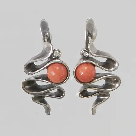 Ett par örhängen med korall, 25mm, vita stenar, ryska stämplar, 925/1000 Silver 9,9g.