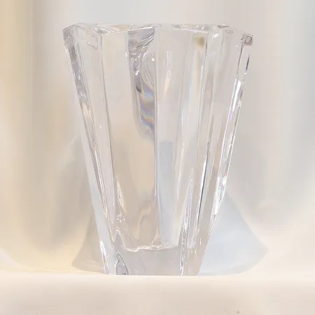 Vas Orrefors, höjd 18cm, kristall, etikettmärkt i kartong  Skickas med postpaket.