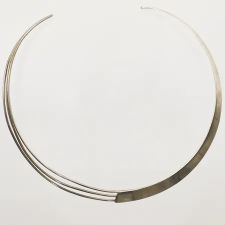 Collier med delvis genombruten dekor stelt, Ø ca 12,5--15cm, 925/1000 silver Vikt: 27 g
