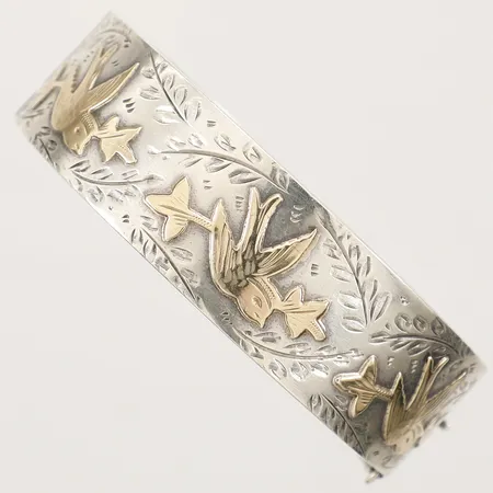 Armband med förgylld dekor av fåglar i relifef, öppningsbart, stelt, Ø ca 50-55mm, säkerhetskedja, personlig gravyr, Chester England, troligen 1950-tal, 925/1000 silver Vikt: 28 g