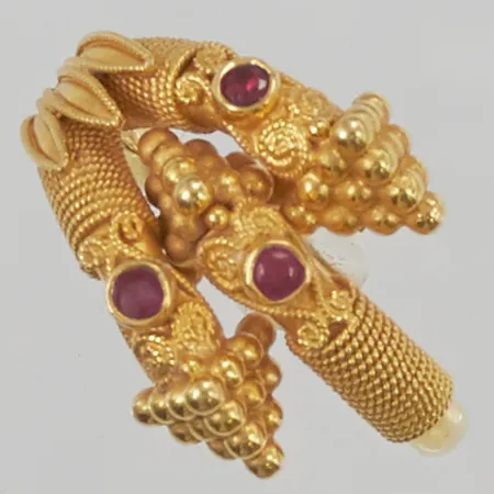 Ring, rubiner 3x ca 0,05ct, Ø17½, bredd:18mm, 22K 12,1g.