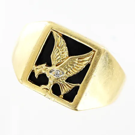 Klackring örn, svart stenplatta, diamant ca 0,005ct, stl 18½, skev skena, bucklor, 18K Vikt: 8,4 g