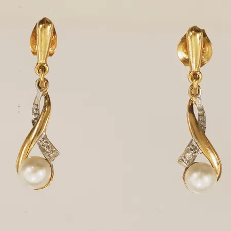 Ett par örhängen med pärlor och diamanter, 2xca0,005ct, längd 24mm, bredd 2,2-6,7mm, 18K  Vikt: 1,7 g