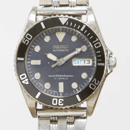 Herrur Seiko Diver, stål, automatisk, 38mm, ref 7S26-0050, snr 672457, safirglas, datum, dag, stållänk ej original, viklås, repig länk samt boett, defekt dykring, inga tillbehör. 