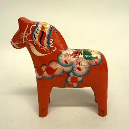 Dalahäst, röd, höjd 13cm, etikettmärkt G.A Olsson, Nusnäs, lätta bucklor, trä