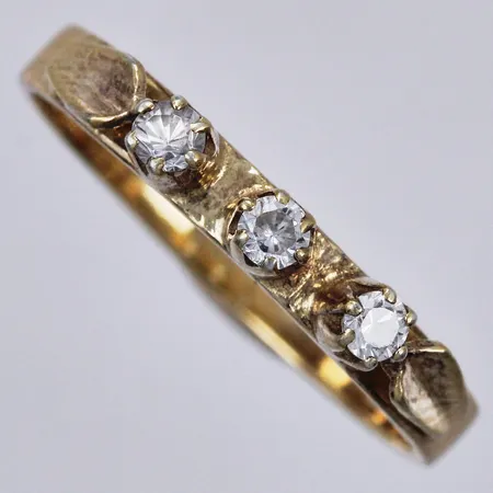 Ring med vita stenar stl: ca 16¾ bredd: ca 3mm förgylld 835/1000 silver  Vikt: 1,6 g