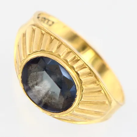 Ring med lila sten, stl 17¼, bredd: 2,5-10mm, 18K Vikt: 2,6 g