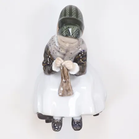 Figurin i form av Amagerpige Royal Copenhagen modell 1314 höjd 15cm  Skickas med paket.