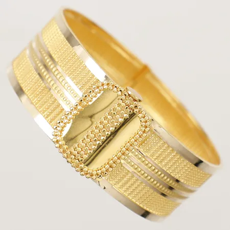 Armring med mönsterdekor, öppningsbart, stelt, Ø ca 55mm, bredd 21mm,  14K  Vikt: 22,6 g