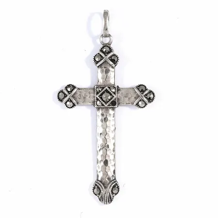 Hänge kors markasiter bredd 22mm, längd 43mm, defekt sten, sten saknas, nött ögla, gravyr silver 830/1000 3,0g. 