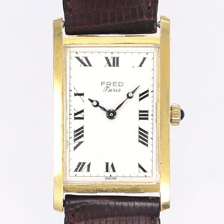 Herrur Fred Paris, 22x29mm (36mm L2L), manuell, cal ETA 4122, boettnummer 1011, 18K i boett, med slitet läderband ej original, repigt glas, fläckig urtavla