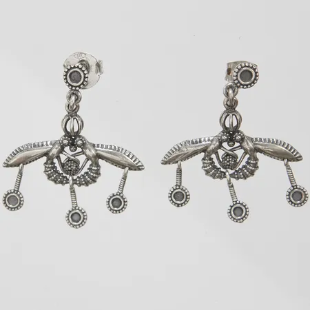 Ett par örhängen med Minoan Malia bin motiv, längd ca 35mm, bredd 29mm, omaka snurrebussar, 925/1000 silver Vikt: 5,7 g