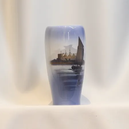 Vas Royal Copenhagen modell 3430, 2:a sortering höjd 16,5cm  Skickas med paket.