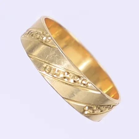 Ring med mönstrad dekor stl 17¼, bredd 5mm, 18K  Vikt: 2,3 g