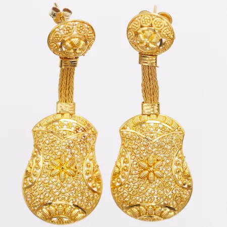 Ett par örhängen filigranarbete längd 50mm bredd 3,2-17,8mm, defekt ena snurrebuss 21K, skev, ena i 18K, 21K Vikt: 10,2 g