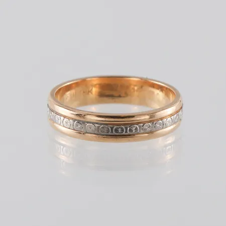Ring mönstrad,storlek gravyr,17 ½ mm,bredd 4.3 mm, 18k Vikt: 4,5 g